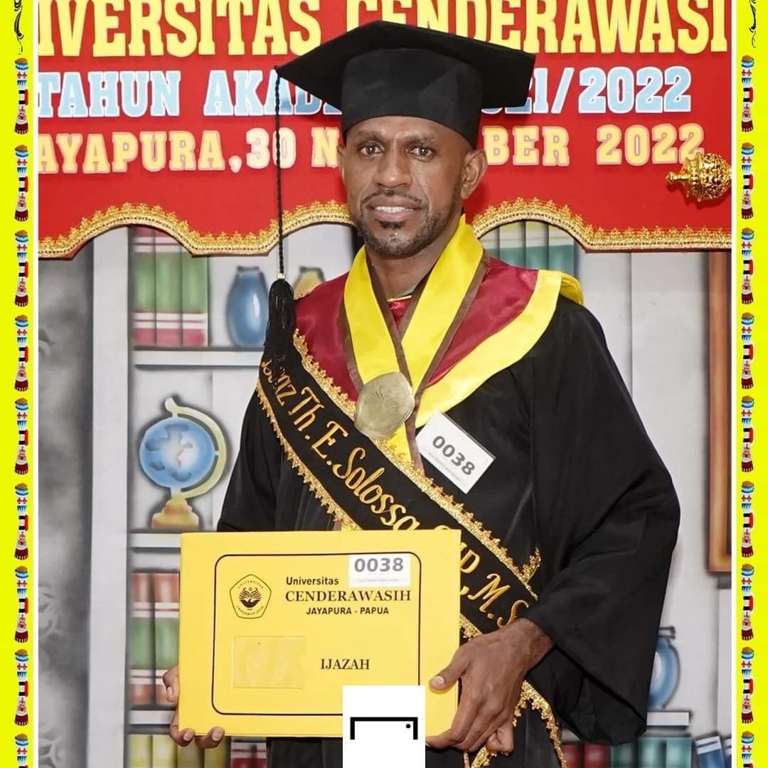 Boaz Solossa berhasil meraih gelar Magister Sains di Universitas Cendrawasih