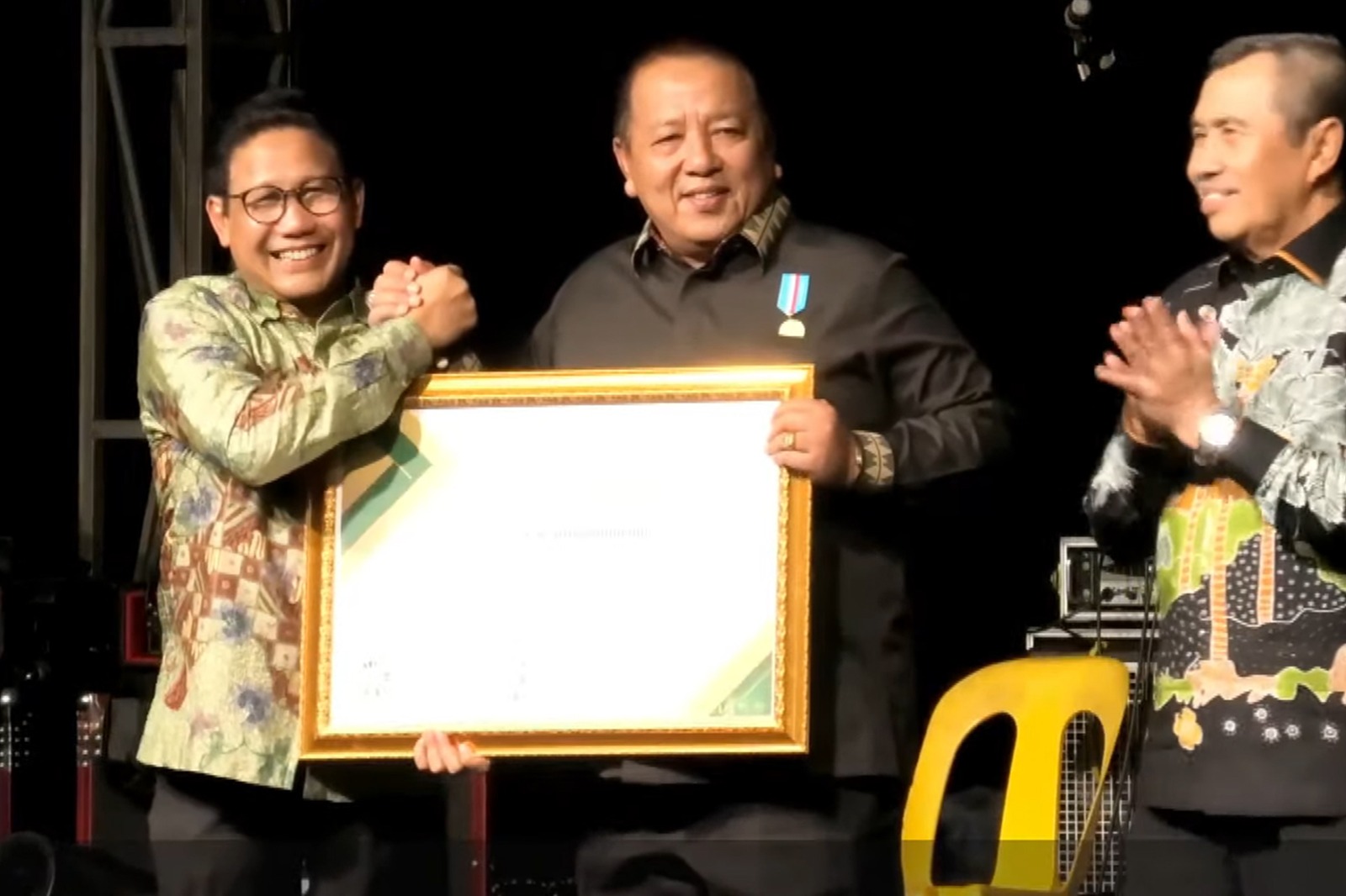 Berkomitmen Membina Inovasi Pelayanan BUMDes Melalui E-Samdes, Gubernur Arinal Djunaidi Terima Penghargaan Abdi Ekonomi Desa