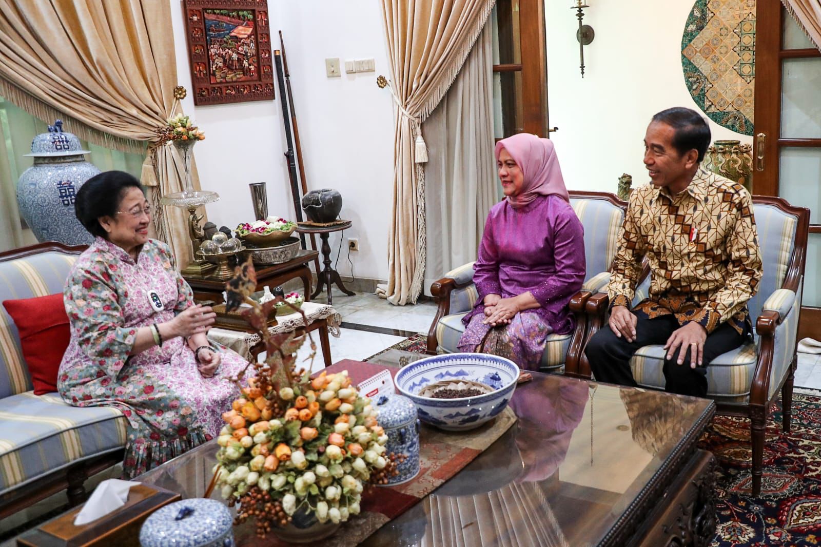 Cipika Cipiki Ibu Negara Iriana Jokowi & Ibu Mantan Kepala Negara Megawati Soekarnoputri, Lebaran di Teuku Umar
