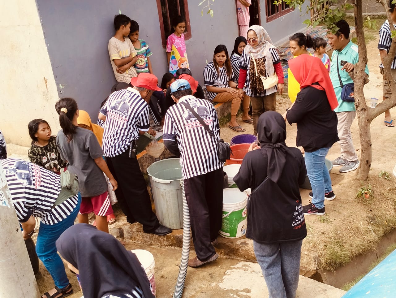 Sat Set, Forum Silaturahmi Relawan Ganjar-Mahfud Bagikan Air Bersih di Sumber Agung