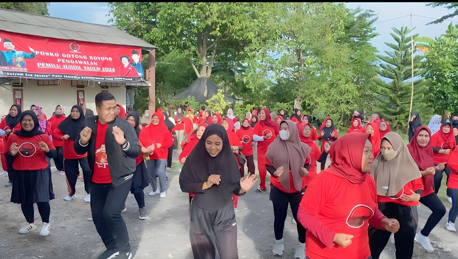 TPD Dan Relawan Ganjar Mahfud Lampung, Gelar Senam Sehat Bersama Ibu-Ibu di Wai Lubuk
