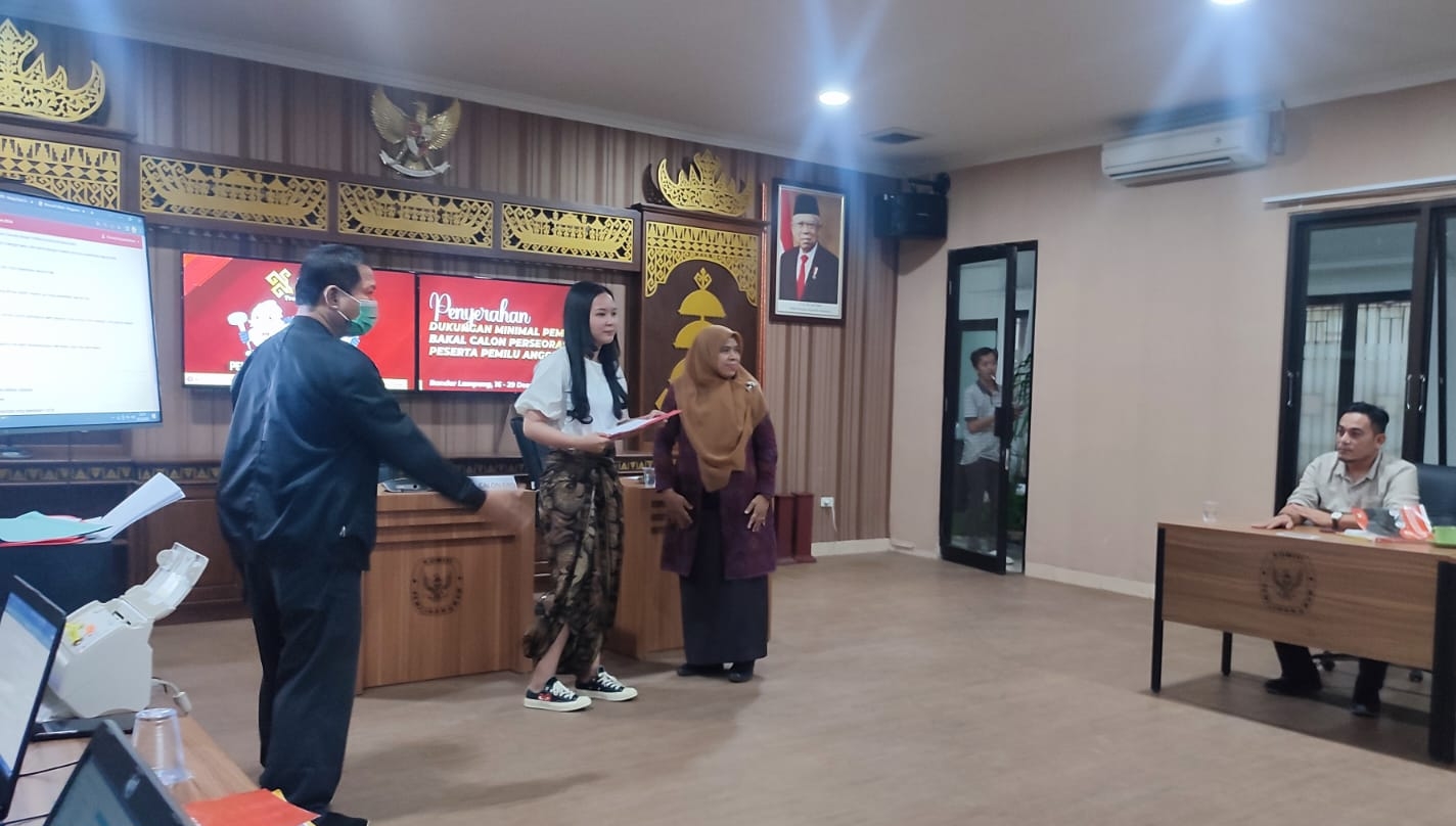 Mantap Untuk Berlaga di Pemilu 2024, Almira Nabila Fauzi Mendaftarkan Diri ke KPU Sebagai Balon DPD RI Provinsi Lampung