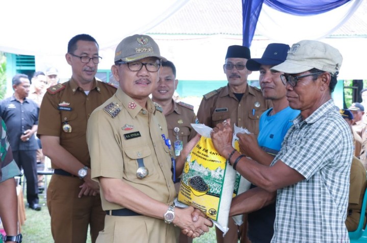 Bupati Agus Istiqlal Buka Oprasi Pasar Beras Bersubsidi di Tiga Kecamatan
