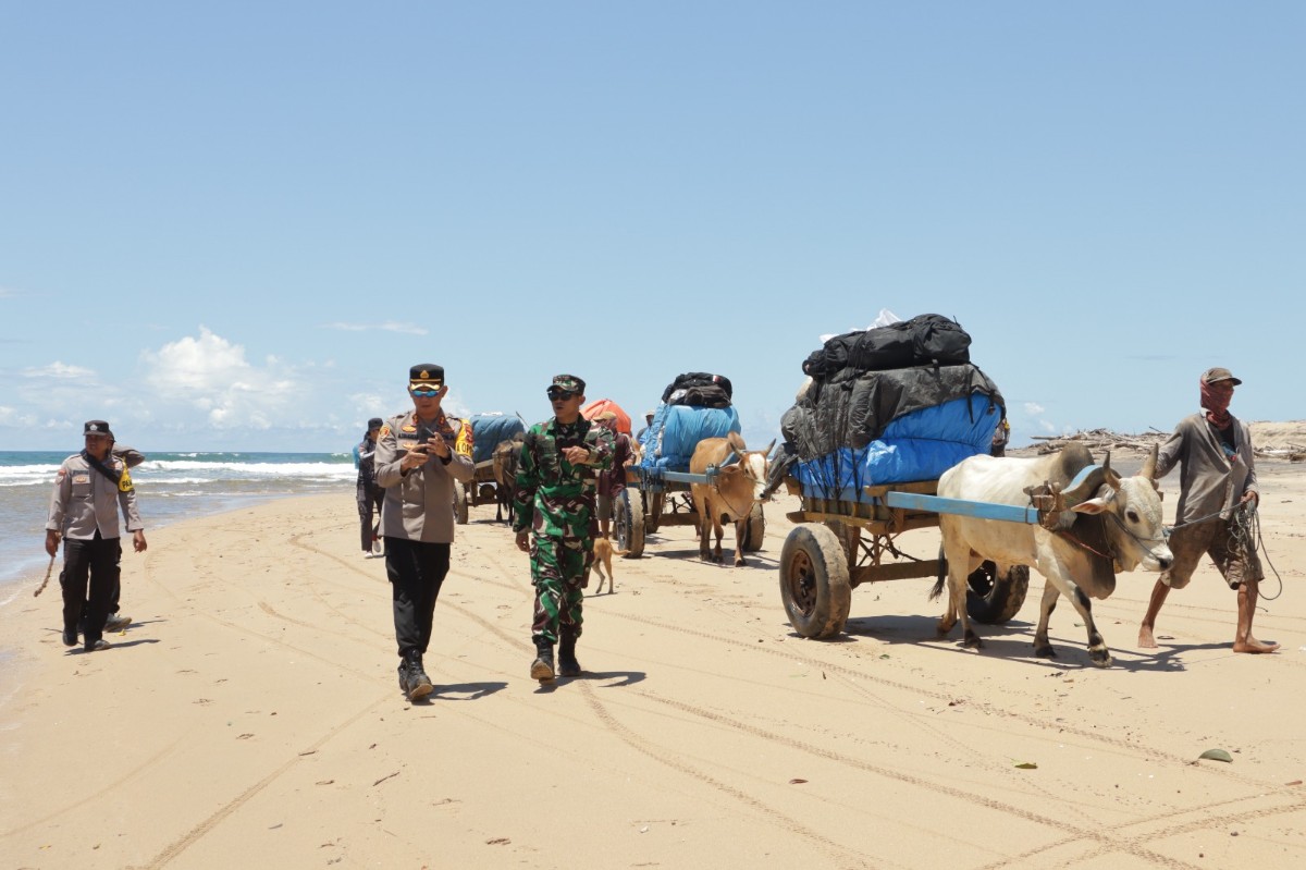 Kapolres Pesisir Barat Kawal Pendistribusian Logistik Pemilu Daerah Terpencil