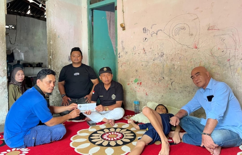 Sikambara Peduli Jenguk Qowi Albari Penderita Chorea Syndrome, Salurkan Bantuan Kemanusiaan