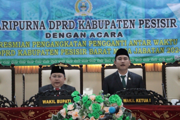 Wakil Bupati Irawan Topani Hadiri Rapat Paripurna PAW Anggota DPRD Fraksi PDI Perjuangan dan Pengangkatan Wakil Ketua I DPRD Pesibar