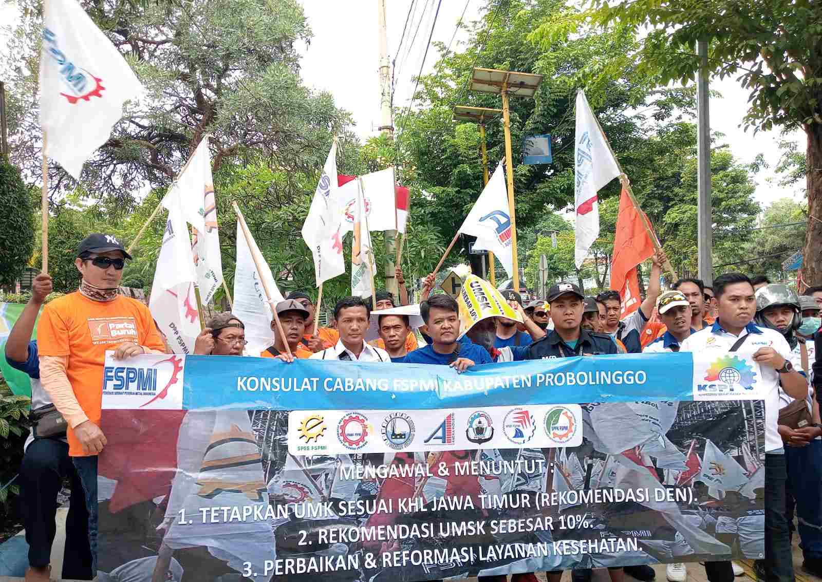 Tolak Upah Murah, Ratusan Buruh Geruduk Kantor Bupati Probolinggo Tuntut Kenaikan UMK 2026